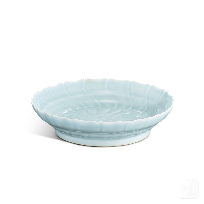 A pale celadon-glazed 'lotus' ogee dish, Mark and period of Yongzheng | 清雍正 粉青釉蓮紋折腰盤 《大清雍正年製》款 - 图3